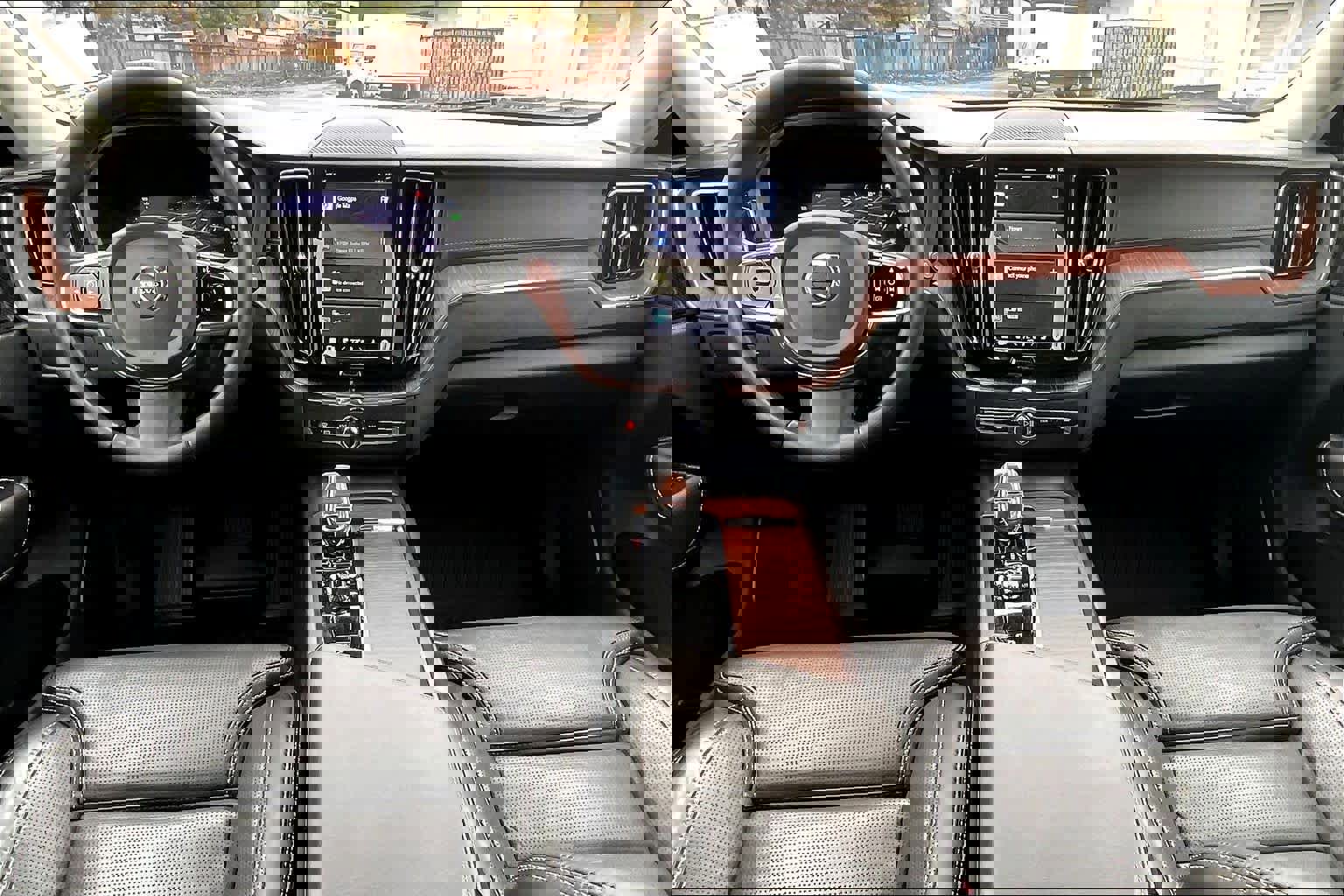 Used 2023 Volvo XC60 T8 Ultimate image 18