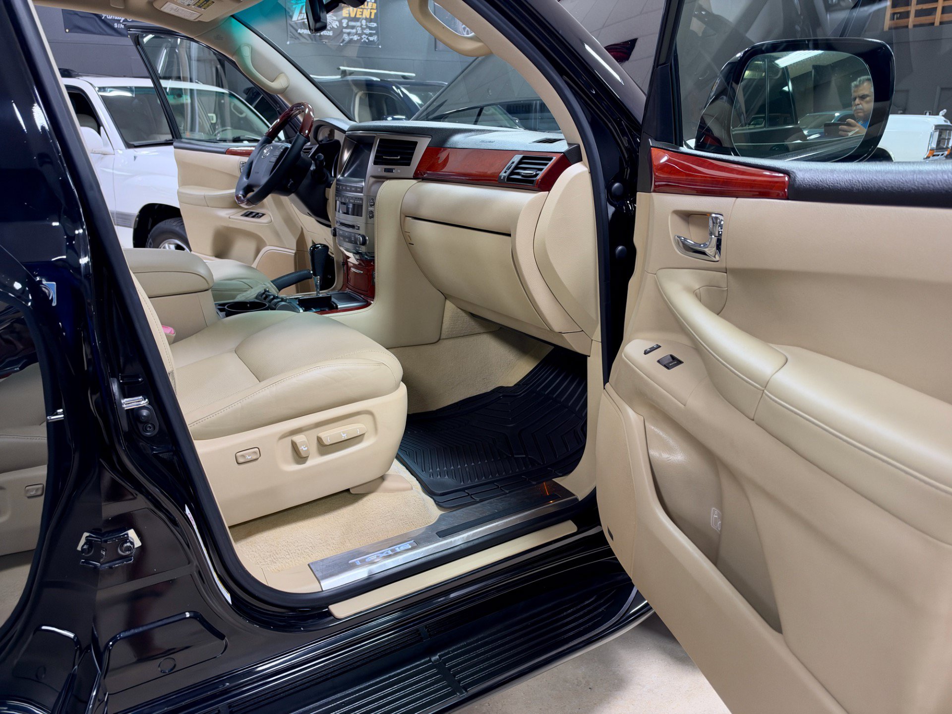 Used 2009 Lexus LX 570 4WD w/ Preferred Accessory Pkg image 21