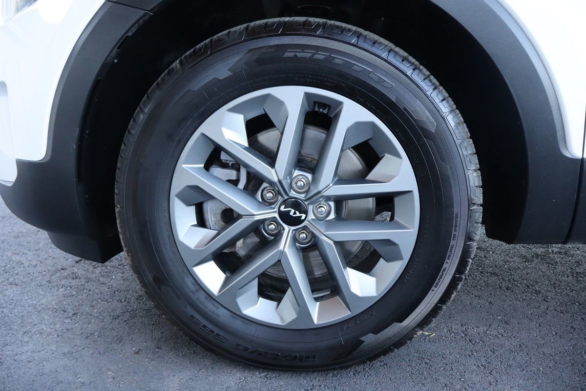 Used 2023 Kia Telluride LX image 43