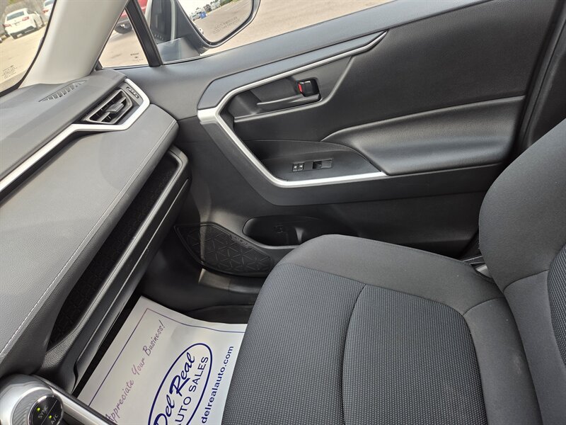 Used 2021 Toyota RAV4 LE AWD/4WD image 21