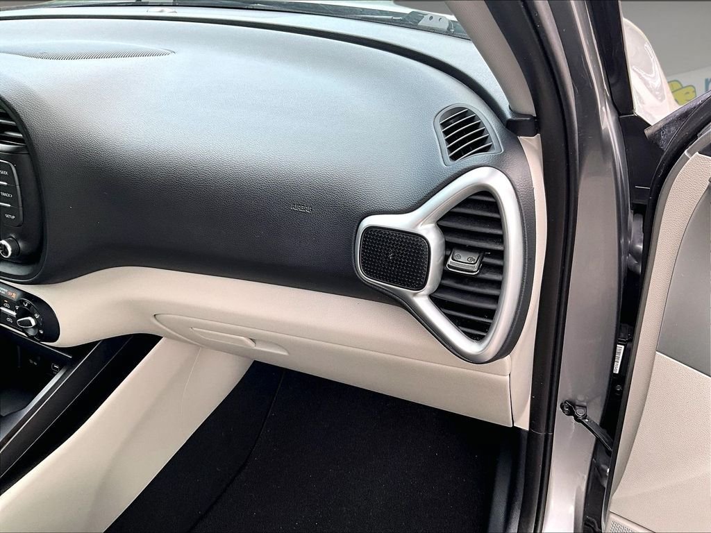 Used 2025 Kia Soul LX w/ LX Technology Package FWD image 13