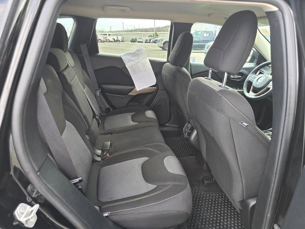 Used 2018 Jeep Cherokee Latitude w/ Altitude Package image 13