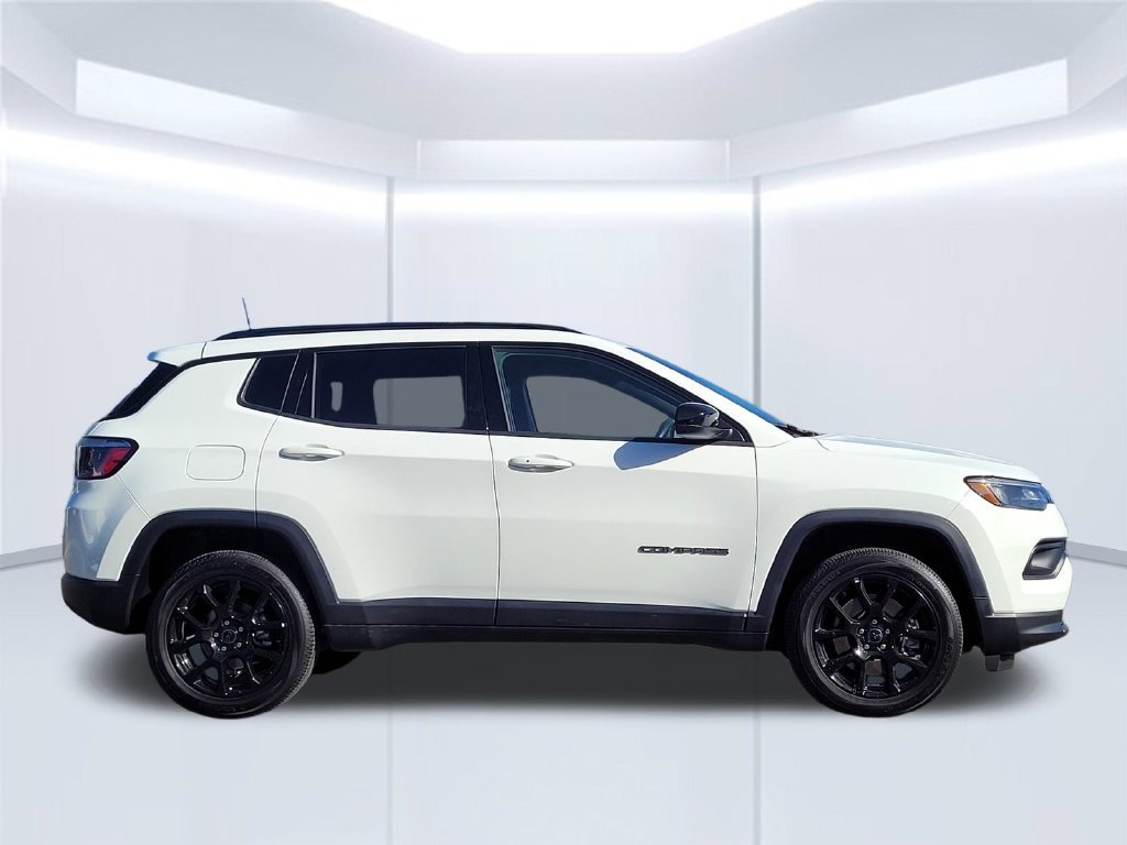 Used 2025 Jeep Compass Latitude w/ Altitude Special Edition AWD/4WD image 3