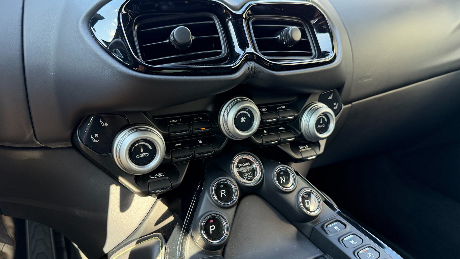 Used 2023 Aston Martin V8 Vantage Coupe RWD image 26