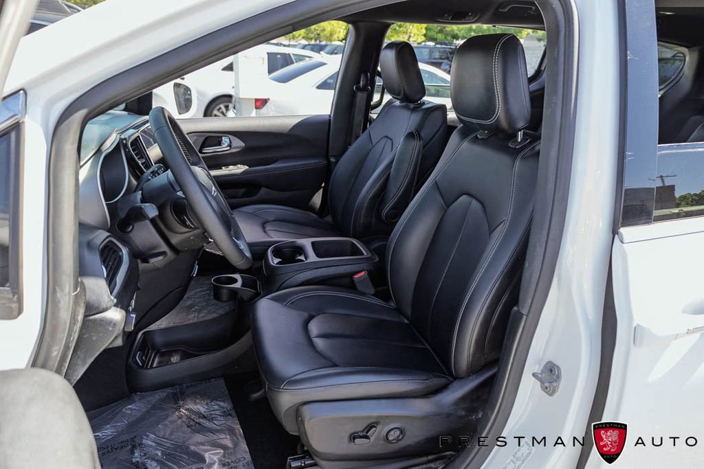 Used 2025 Chrysler Pacifica Select FWD image 19
