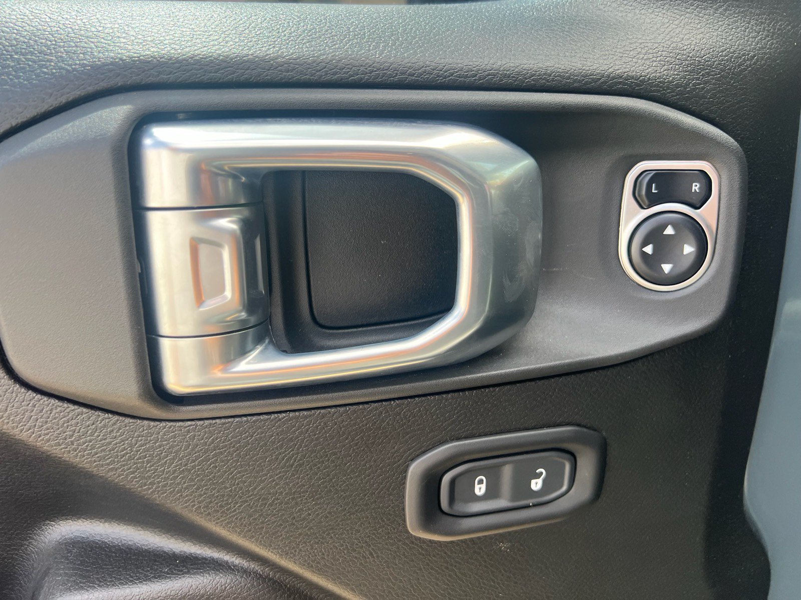 Used 2024 Jeep Wrangler Unlimited AWD/4WD image 14