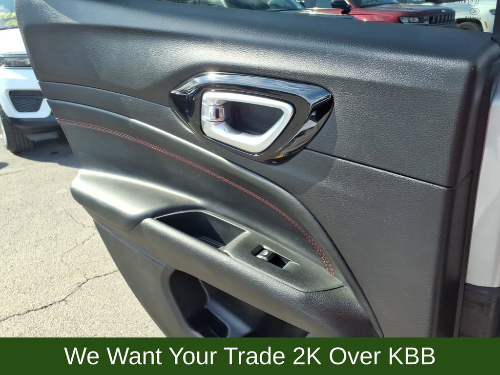 Used 2025 Jeep Compass Trailhawk w/ Trailhawk Elite Group AWD/4WD image 24