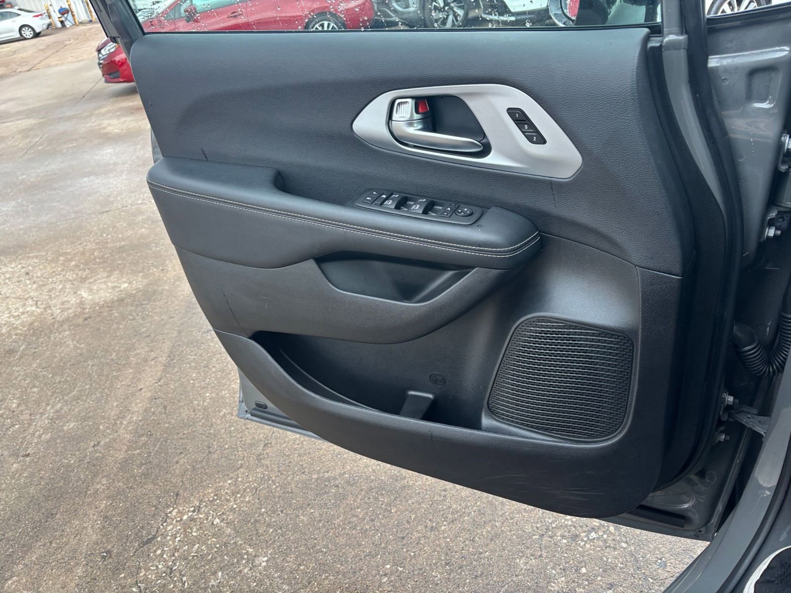 Used 2025 Chrysler Pacifica Limited image 18