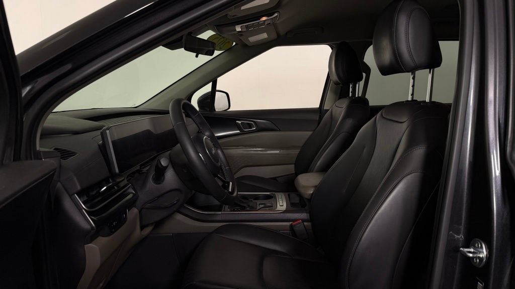 Used 2025 Kia Carnival FWD image 14