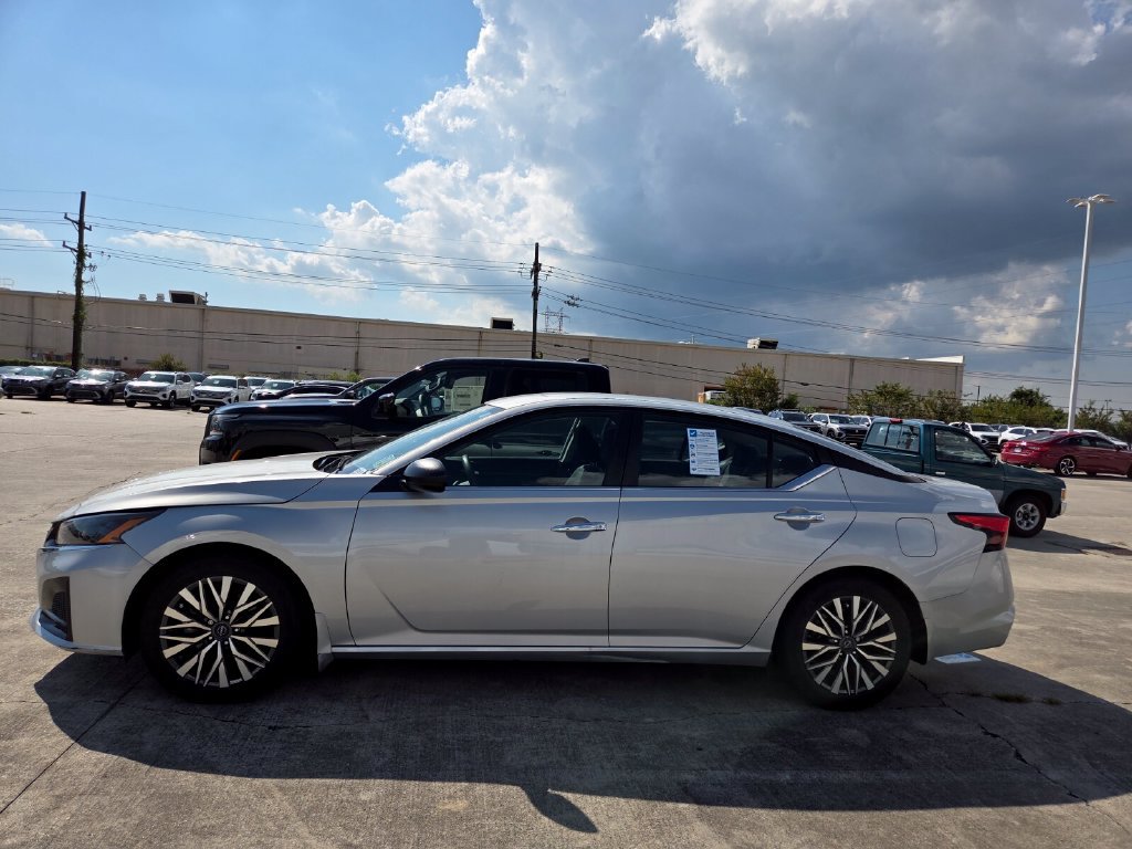 Used 2024 Nissan Altima 2.5 SV FWD image 2