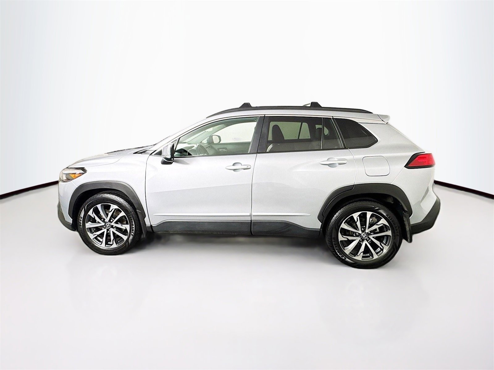 Used 2024 Toyota Corolla Cross XLE image 4