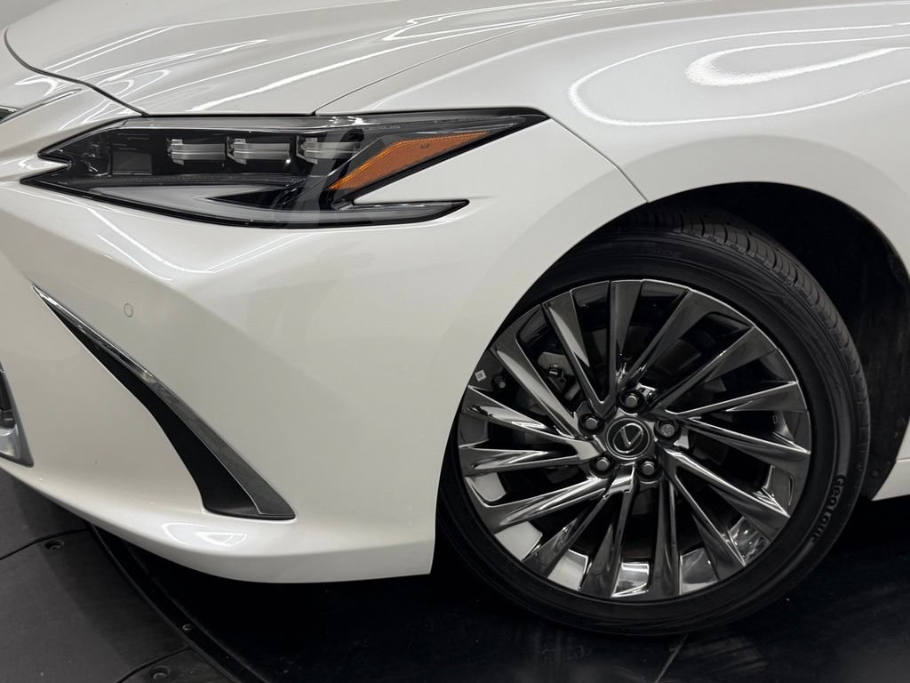 Used 2025 Lexus ES 300h w/ Luxury Package FWD image 5