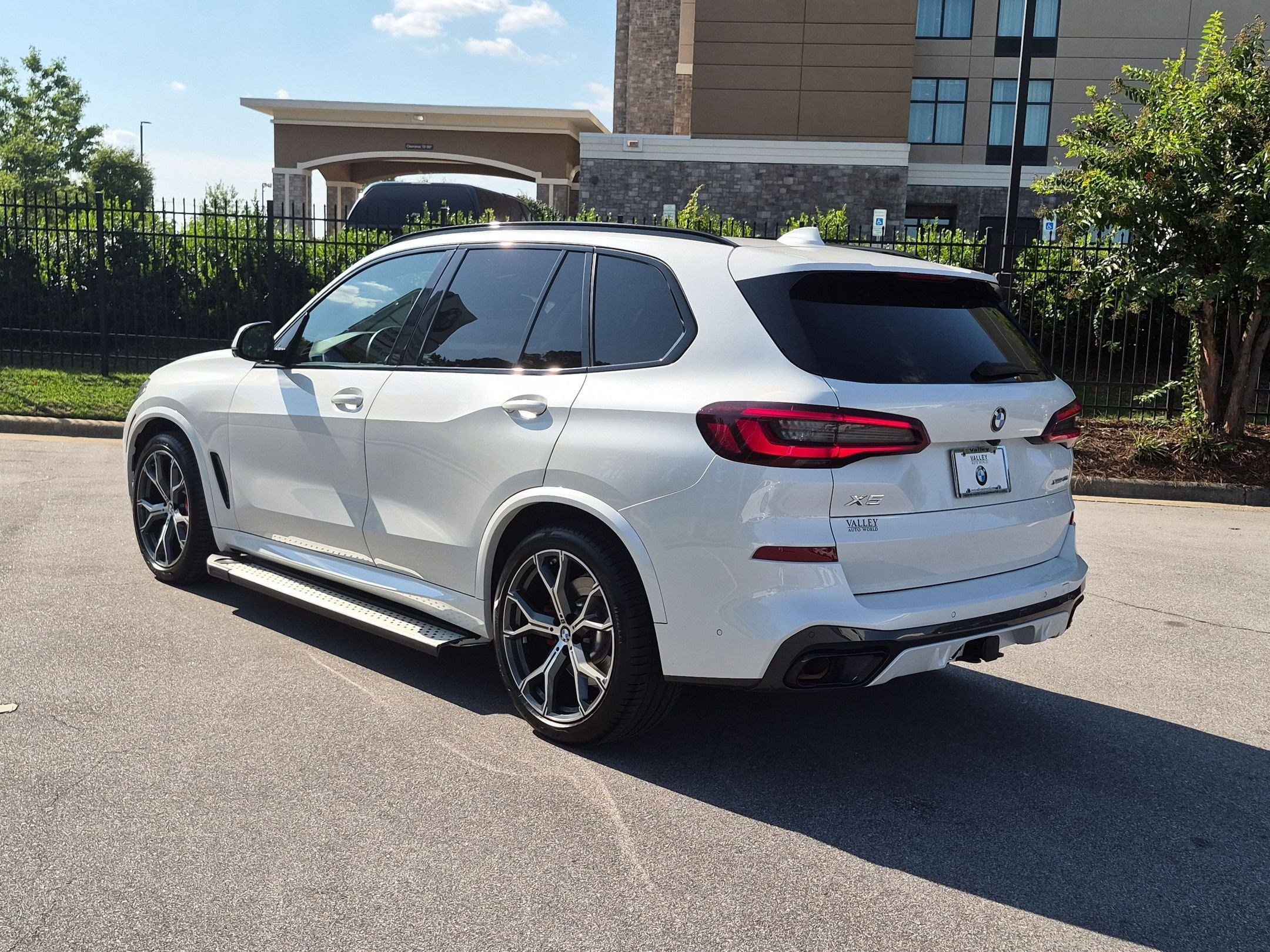 Used 2021 BMW X5 xDrive40i w/ M Sport Package AWD/4WD image 5