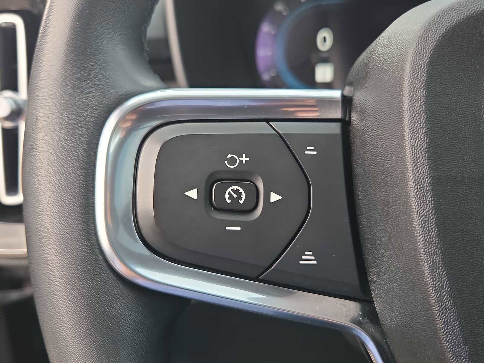 Used 2023 Volvo XC40 B4 Ultimate image 19