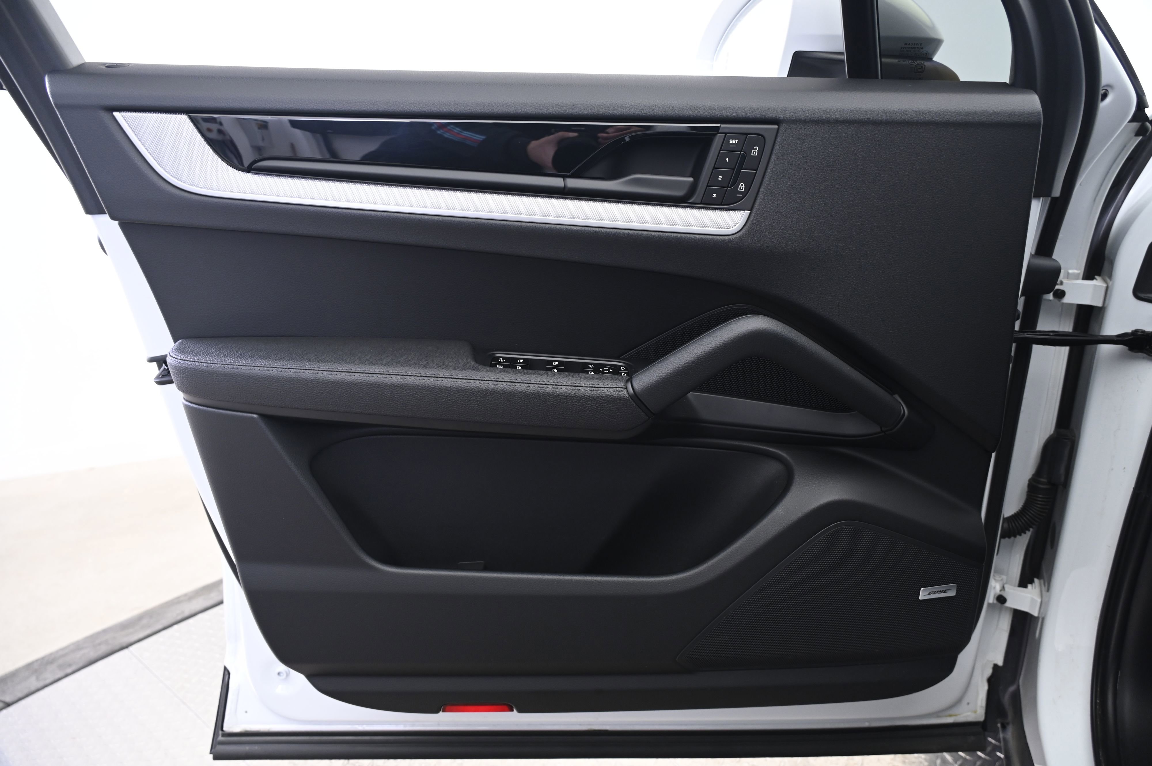 Certified 2025 Porsche Cayenne E-Hybrid image 26