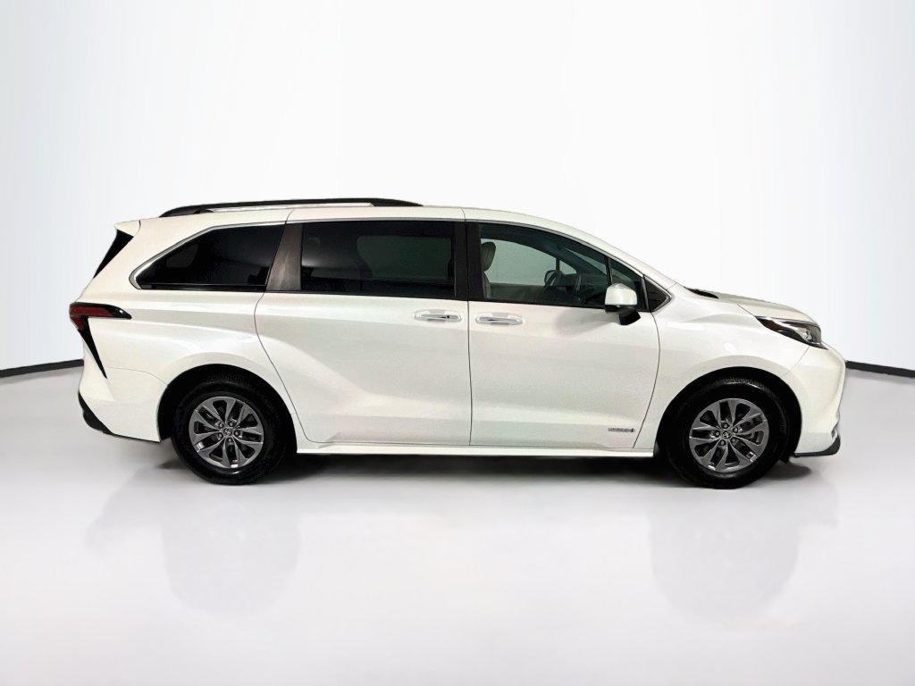Used 2021 Toyota Sienna XLE FWD image 4