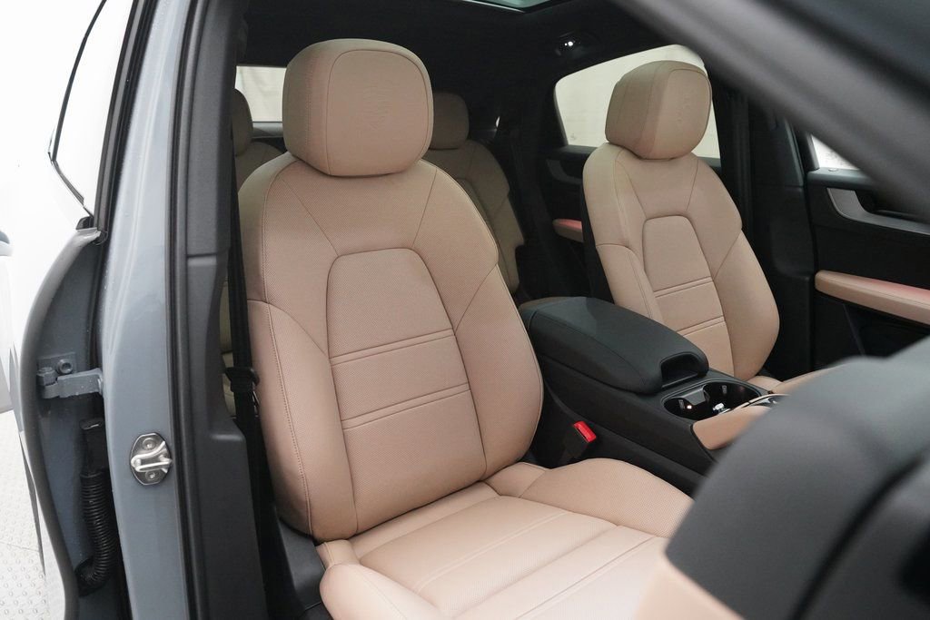 Certified 2026 Porsche Cayenne Coupe image 28