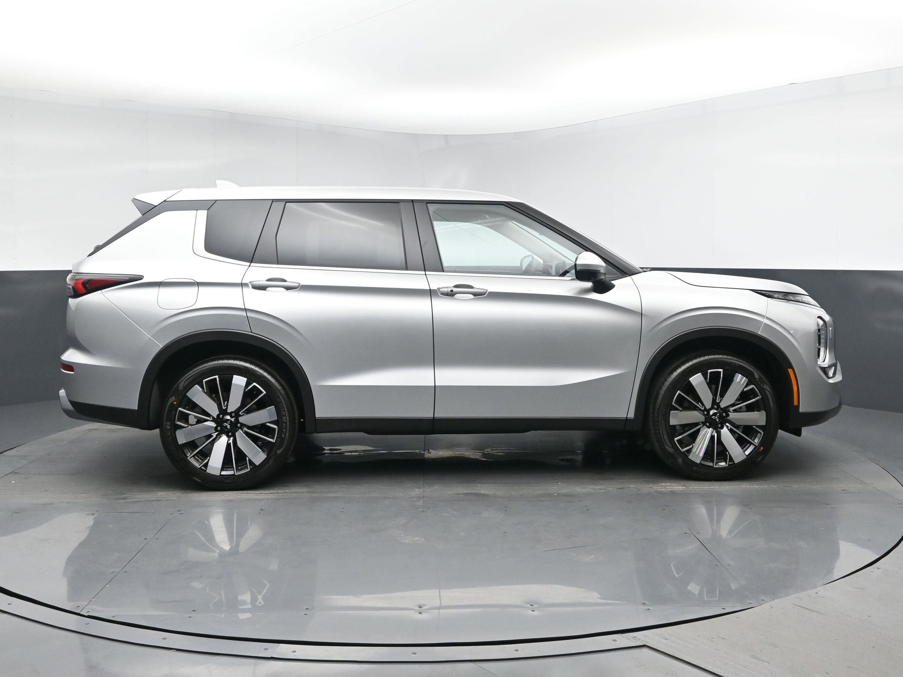 New 2026 Mitsubishi Outlander SE image 3