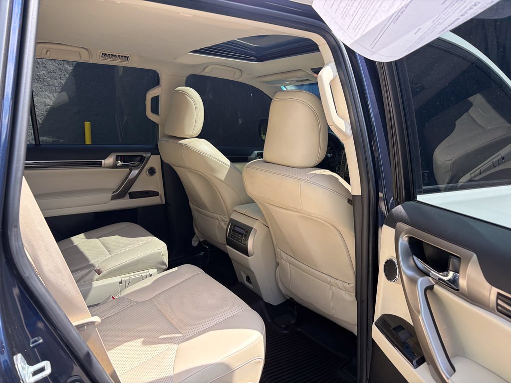 Used 2021 Lexus GX 460 Luxury w/ Sport Design Package AWD/4WD image 23