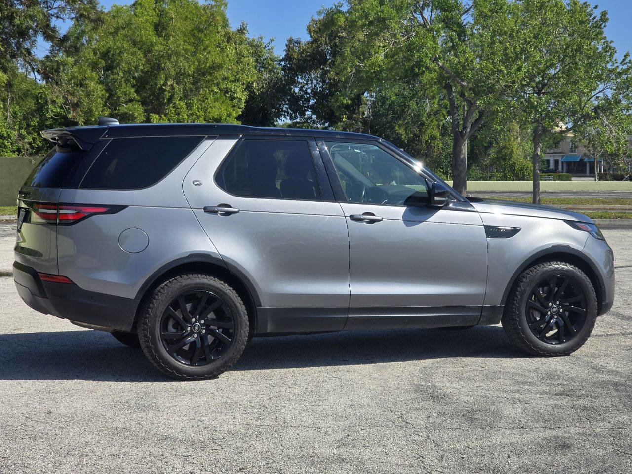 Used 2020 Land Rover Discovery HSE image 16