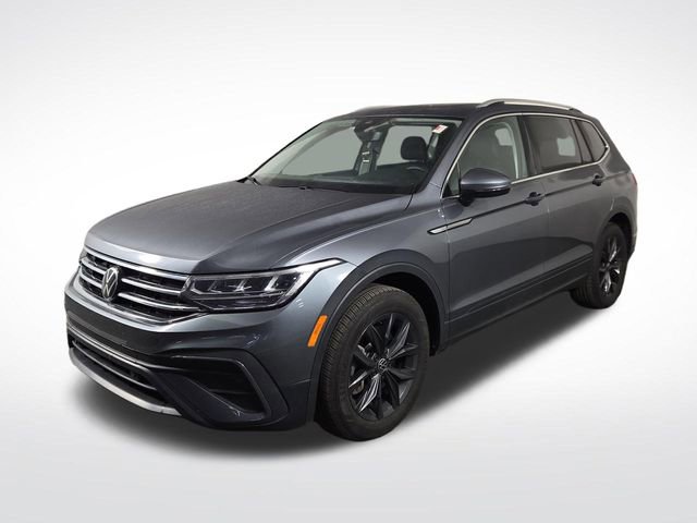 Used 2024 Volkswagen Tiguan SE w/ Panoramic Sunroof Package FWD image 2