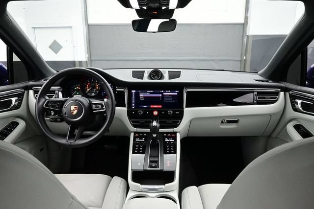 Certified 2025 Porsche Macan AWD/4WD image 20