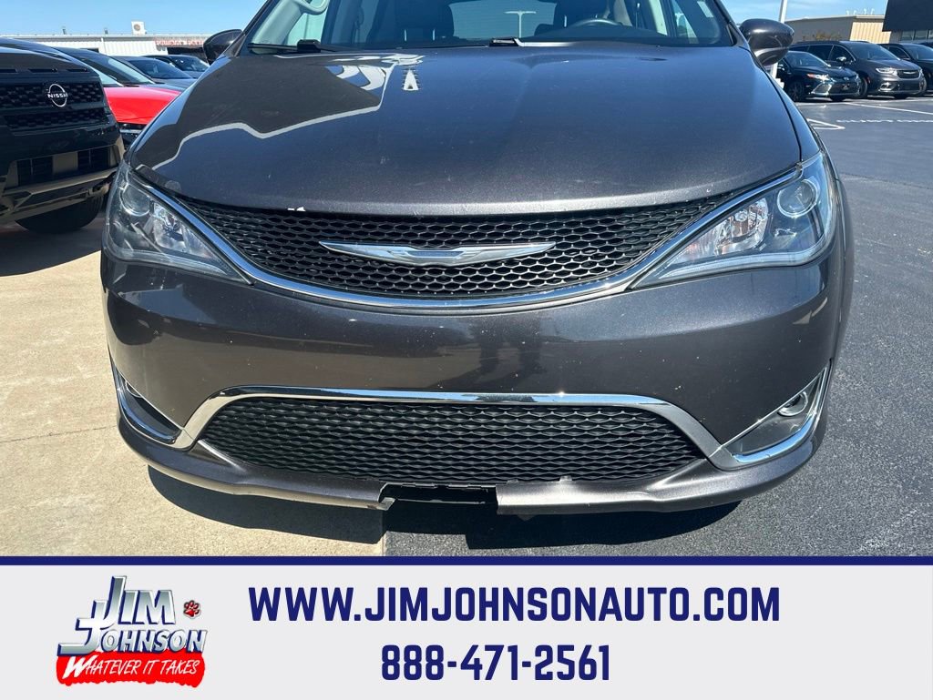 Used 2017 Chrysler Pacifica Touring-L FWD image 1
