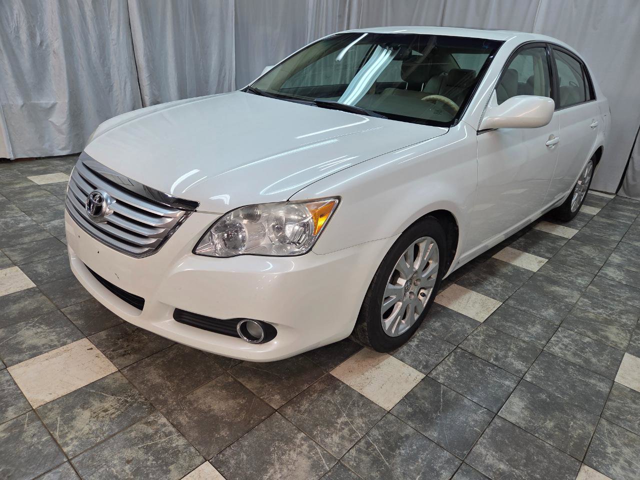 Used 2010 Toyota Avalon XLS FWD image 2