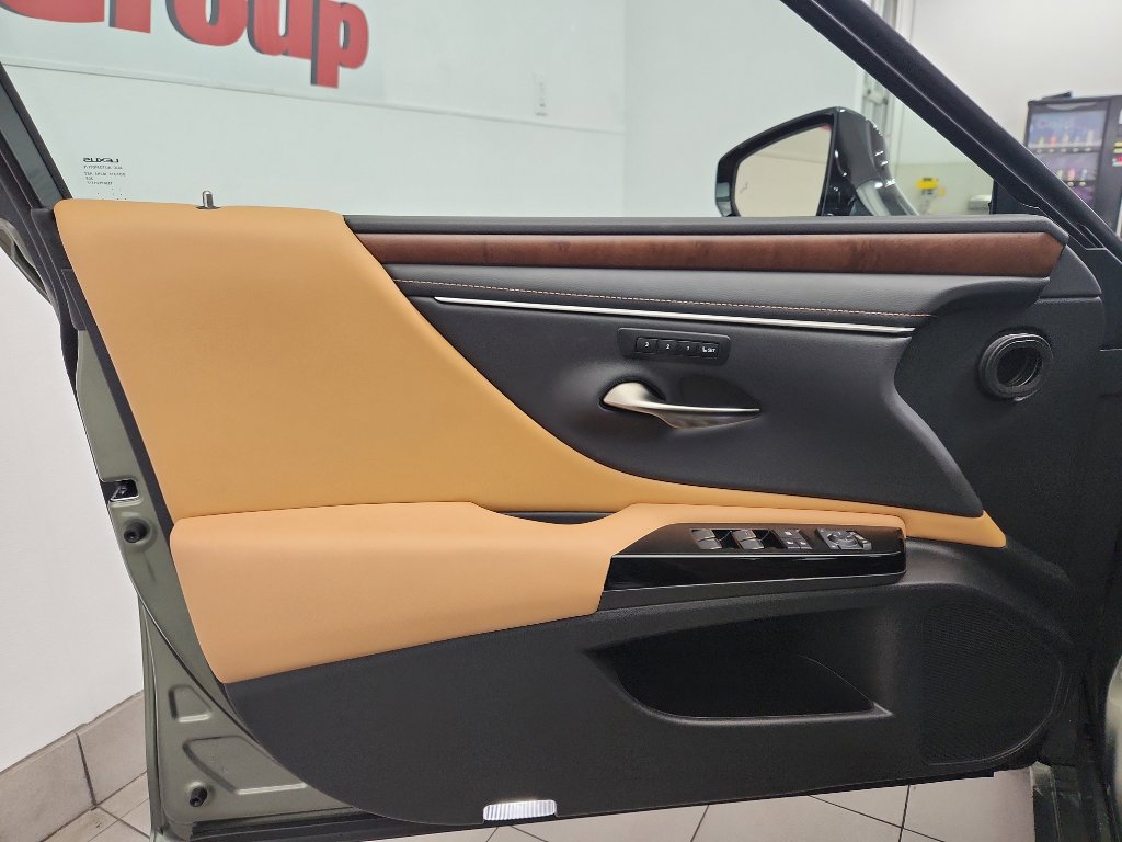 Used 2024 Lexus ES 350 Premium w/ Premium Package image 8