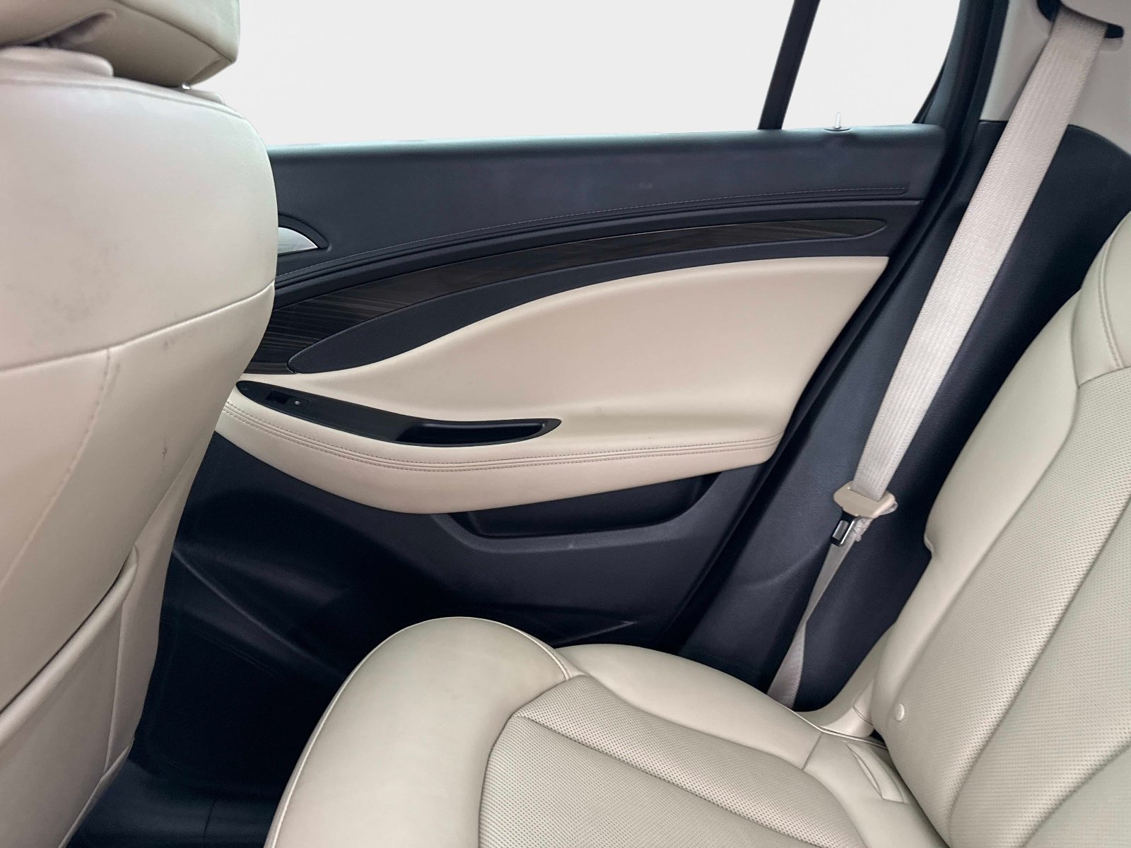 Used 2020 Buick Envision Essence FWD image 17