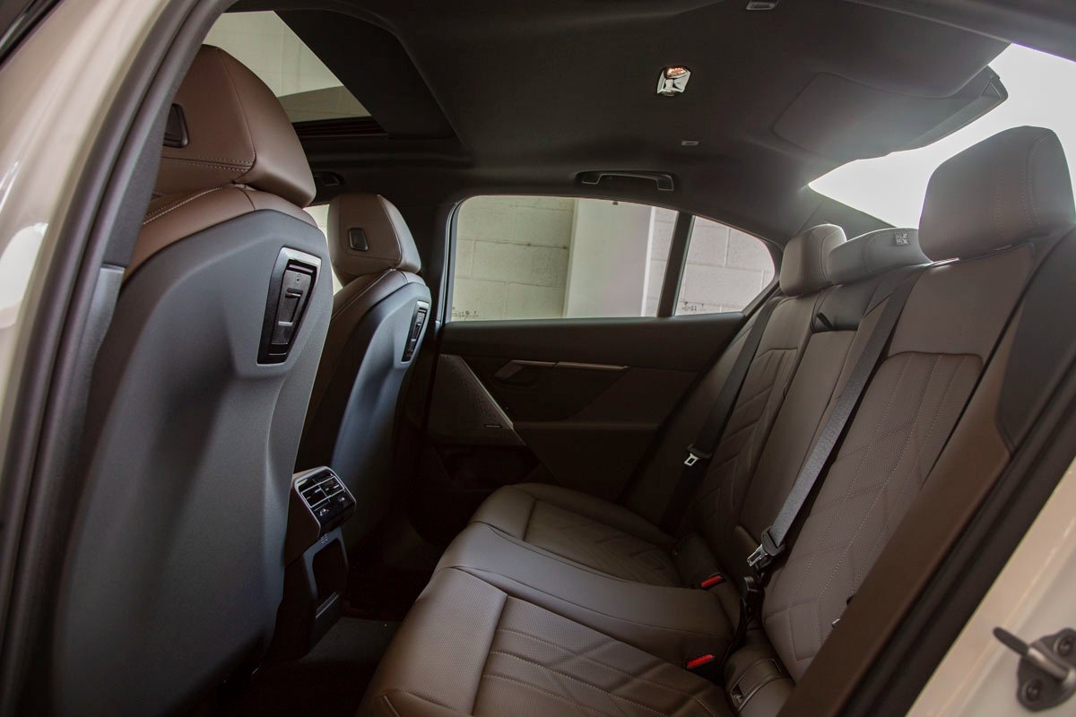 Used 2025 BMW 530i xDrive 530i xDrive w/ Premium Package image 25