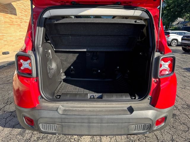 Used 2019 Jeep Renegade Altitude w/ UConnect 8.4 Nav Group FWD image 6