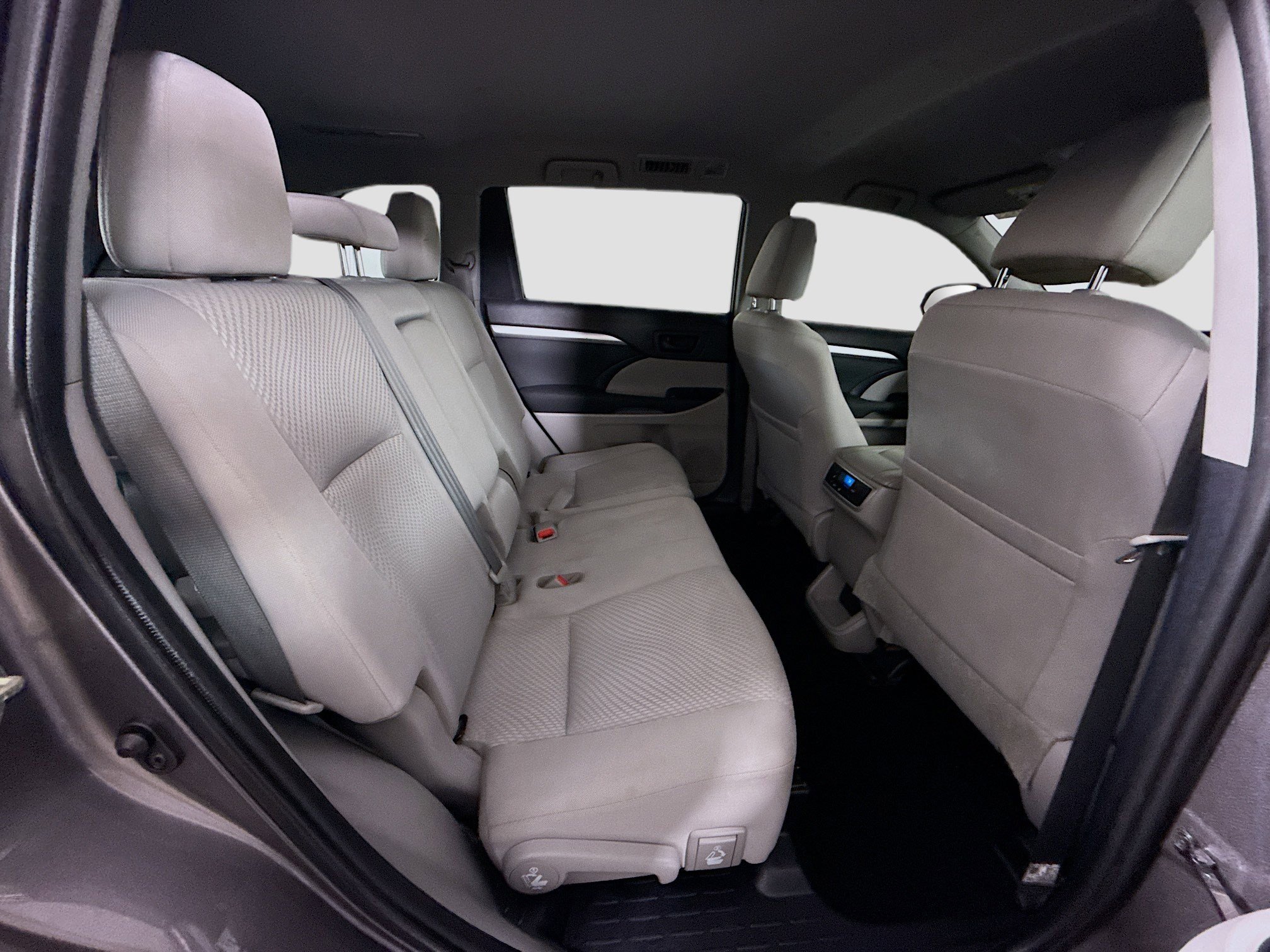 Used 2019 Toyota Highlander LE image 26