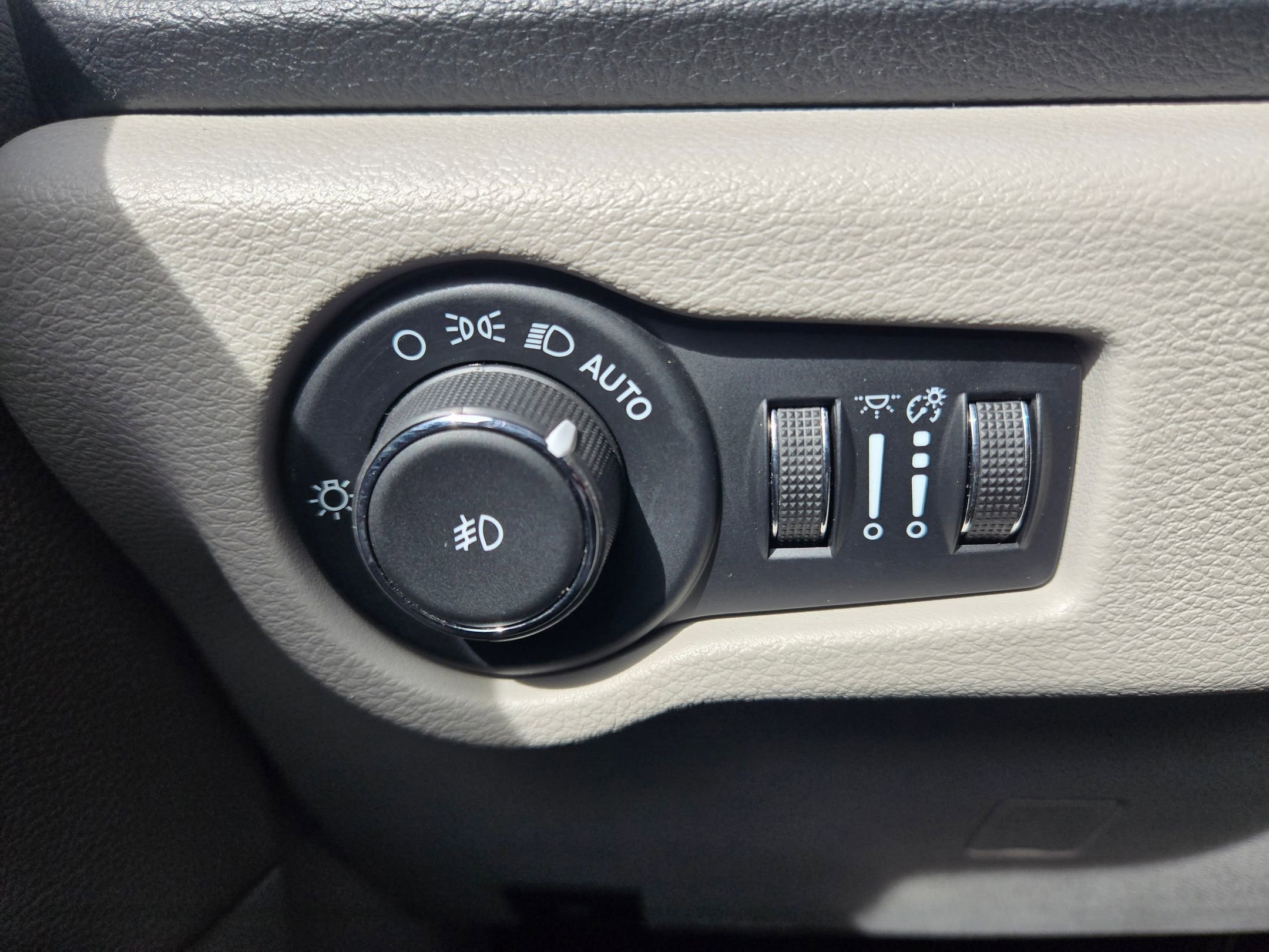 Used 2023 Chrysler Pacifica Limited image 25