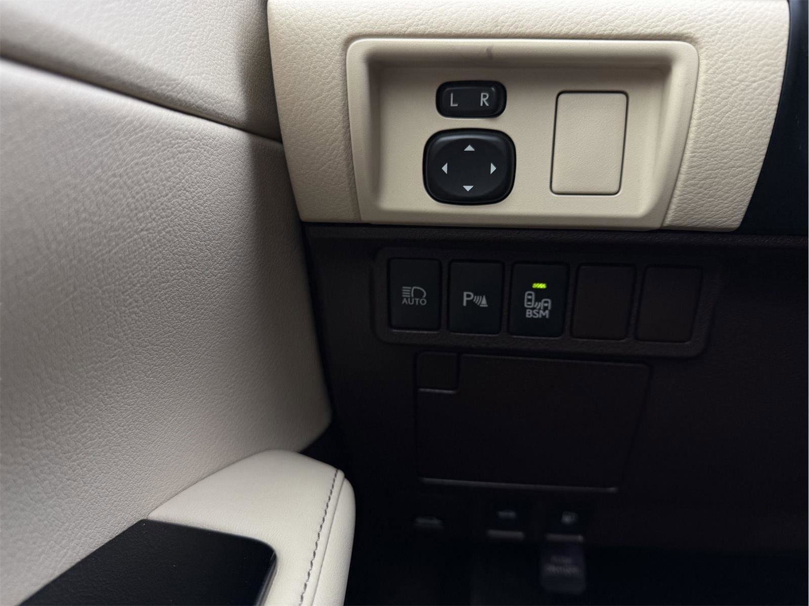 Used 2016 Lexus ES 350 w/ Luxury Package w/Wood Trim image 18