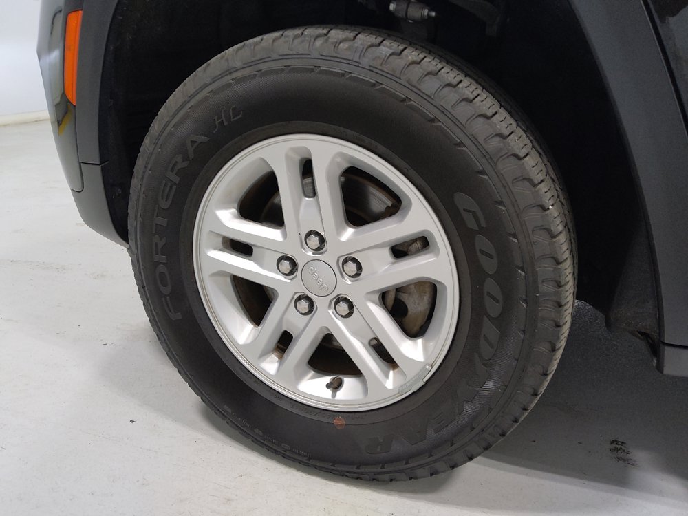 Used 2023 Jeep Grand Cherokee Laredo AWD/4WD image 31
