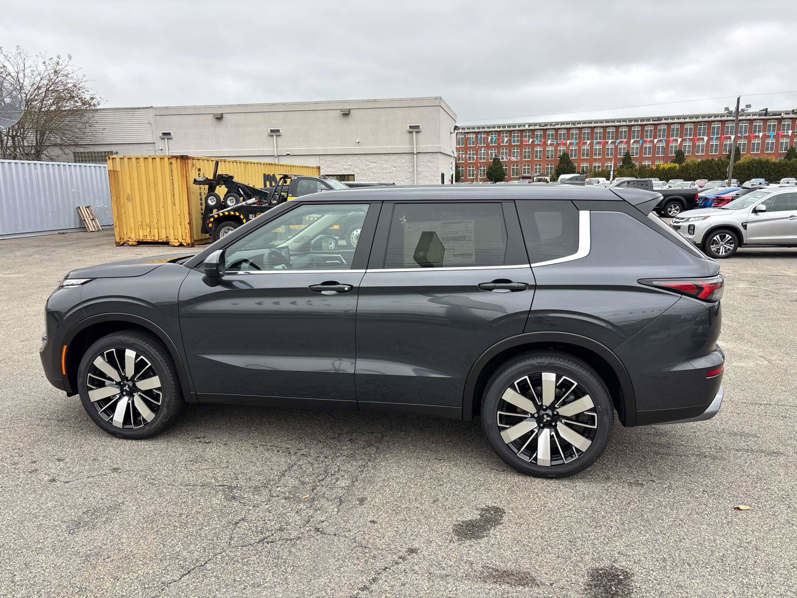 New 2026 Mitsubishi Outlander SE AWD/4WD image 2