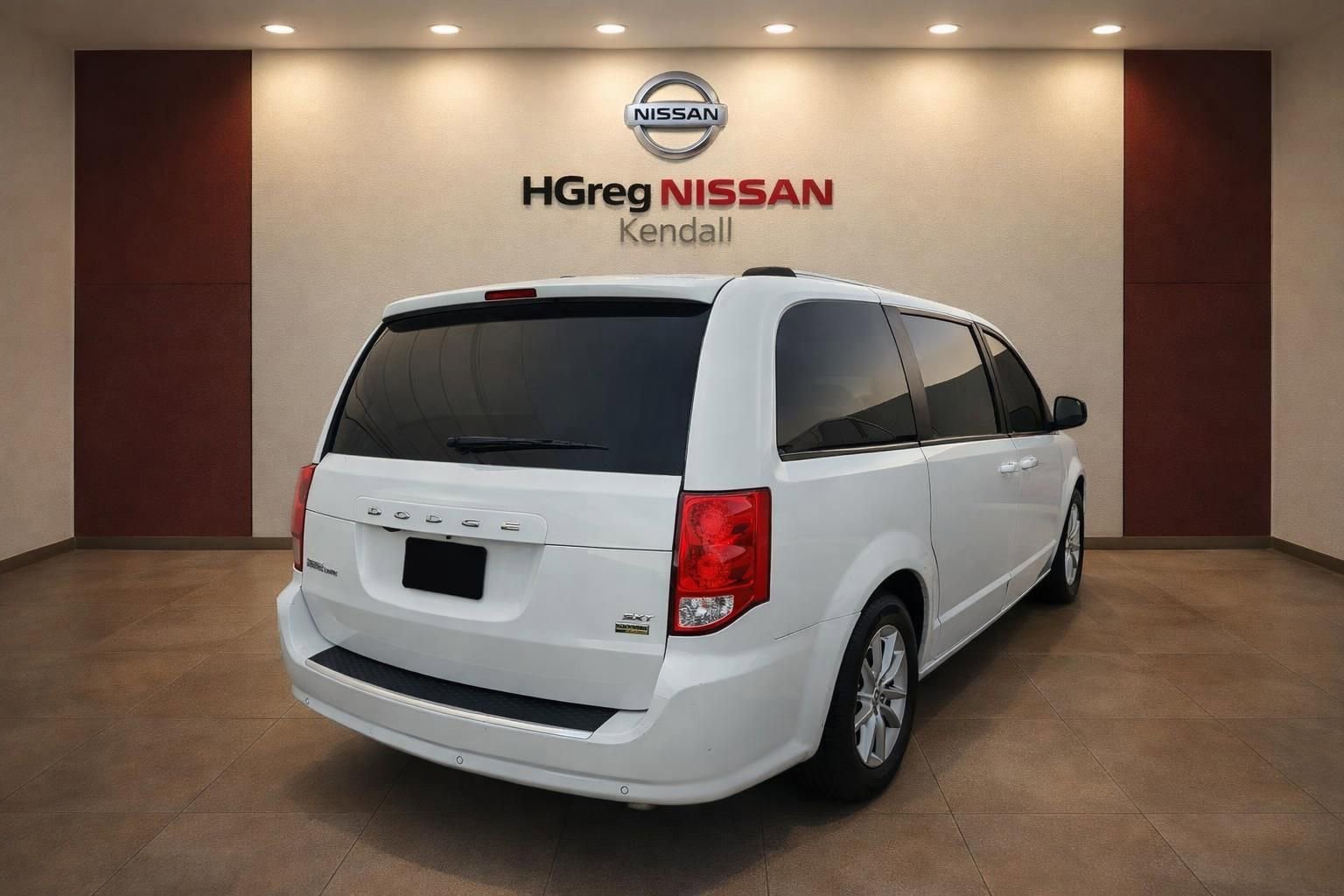 Used 2019 Dodge Grand Caravan SXT w/ Rear Park Assist Package image 4