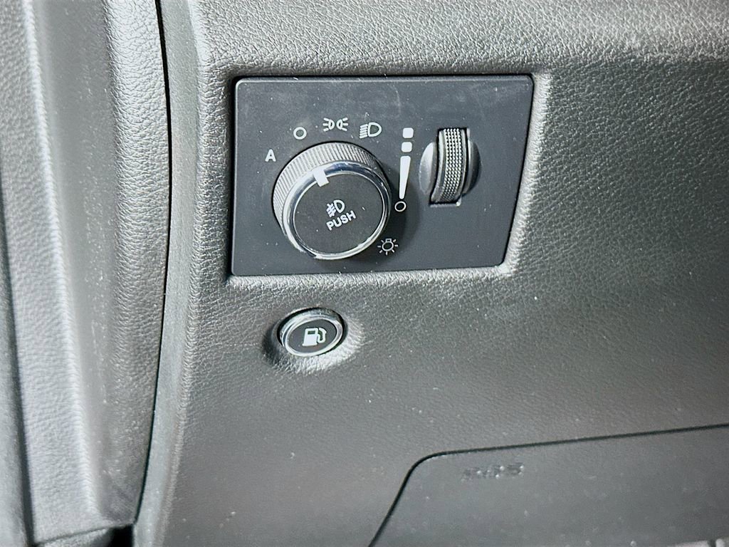 Used 2018 Jeep Grand Cherokee Altitude AWD/4WD image 10