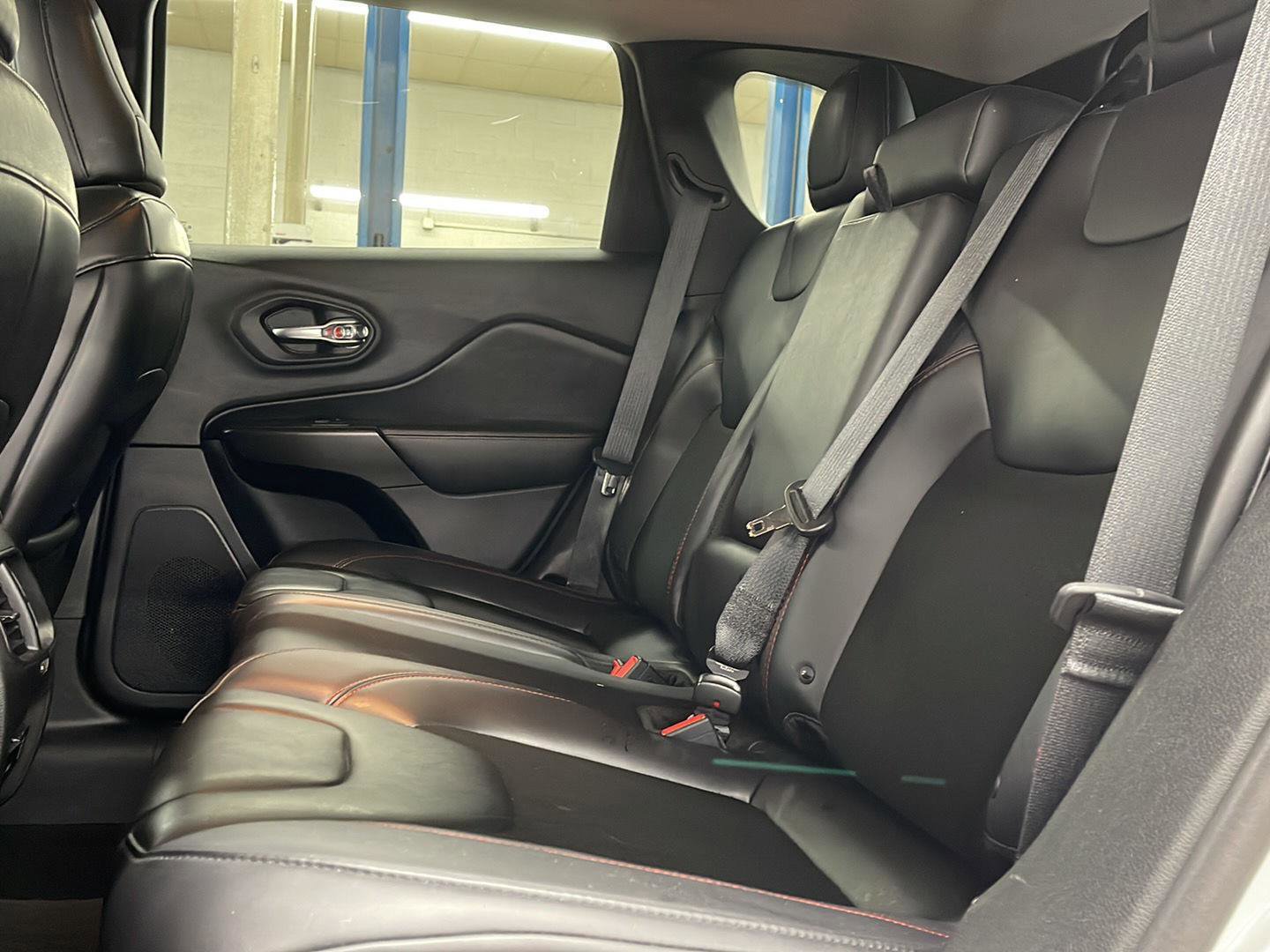 Used 2019 Jeep Cherokee Trailhawk image 9