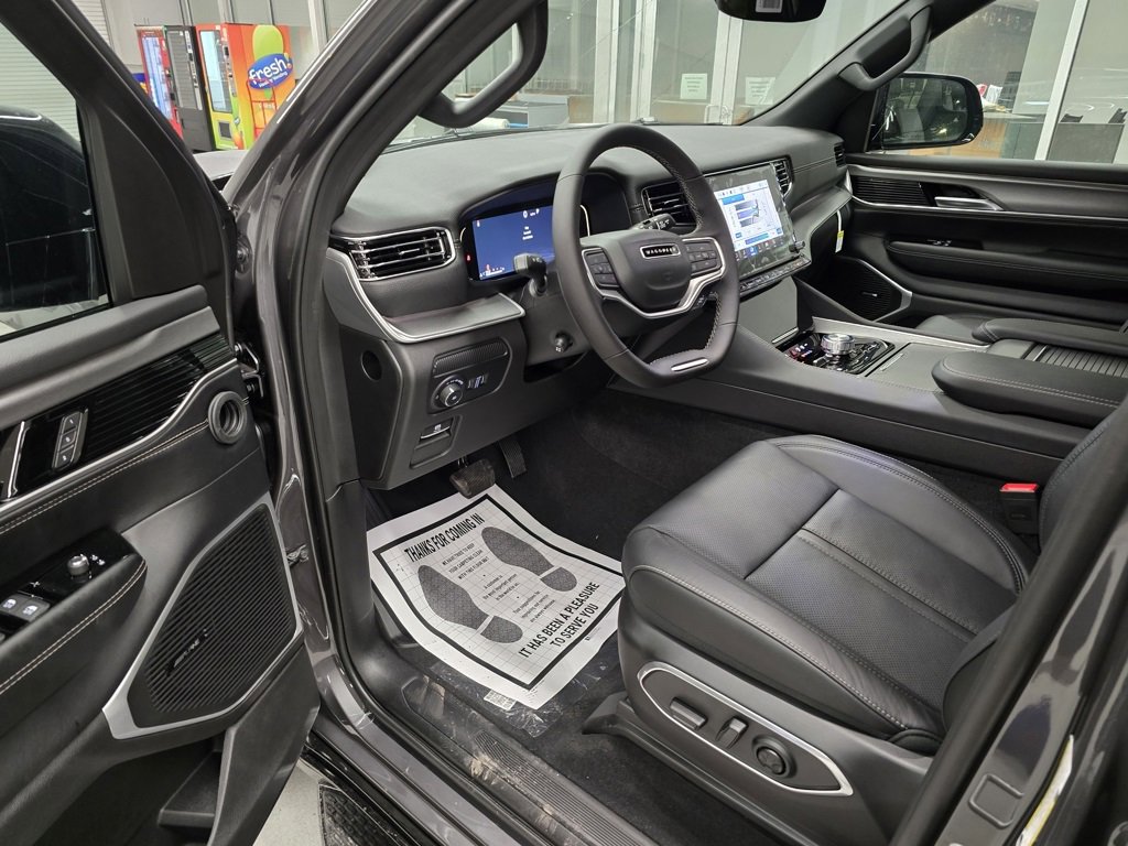 New 2025 Jeep Wagoneer L Series II w/ Premium Group I image 16