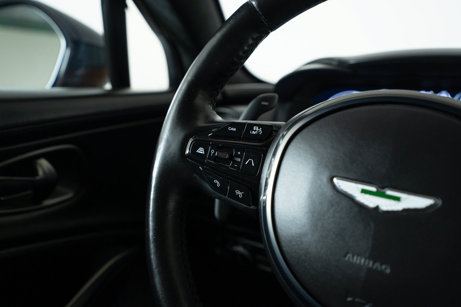 Used 2021 Aston Martin DBX AWD/4WD image 34