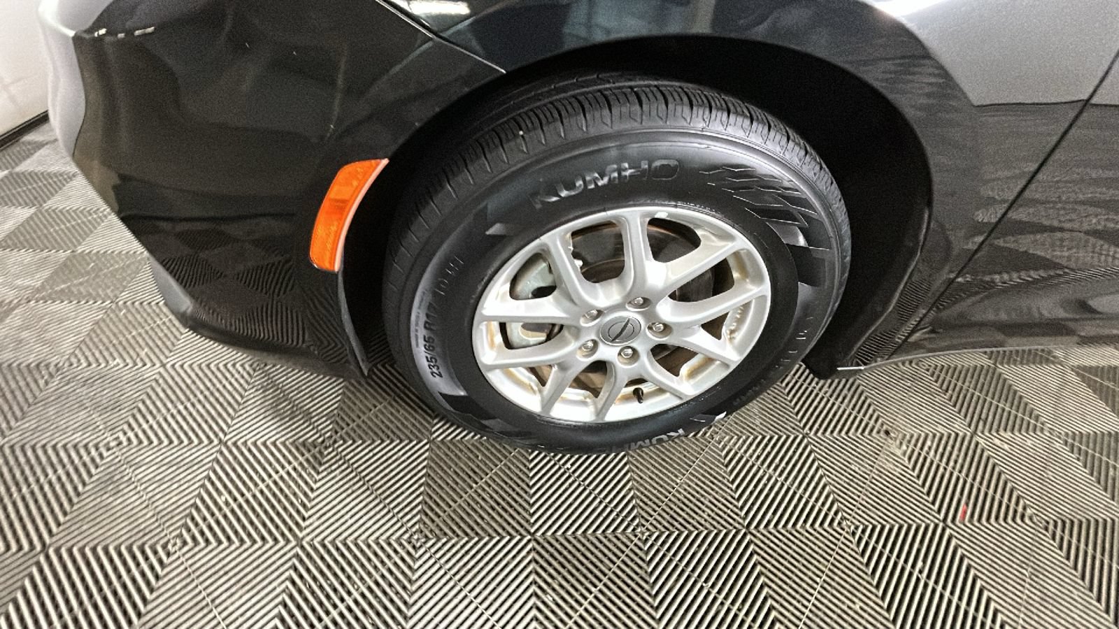 Used 2024 Chrysler Pacifica Touring-L FWD image 10