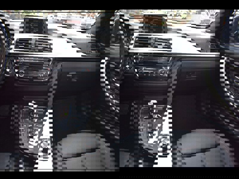 Used 2016 BMW 320i Sedan w/ Sport Package image 31