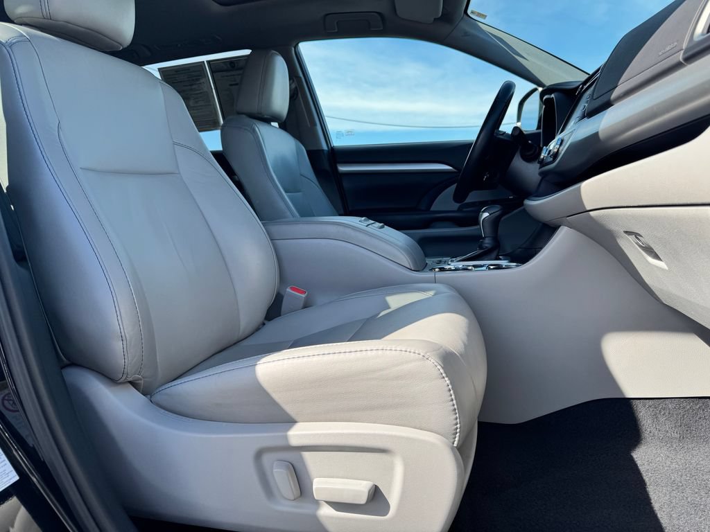 Used 2019 Toyota Highlander XLE FWD image 10