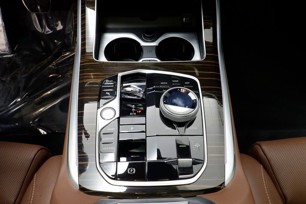 Used 2025 BMW X7 M60i image 13