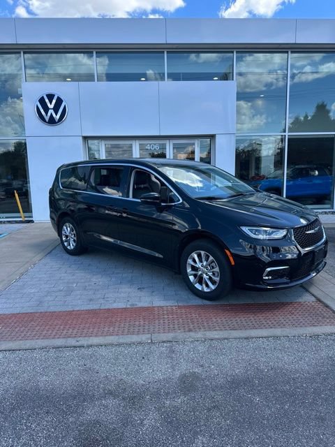 Used 2024 Chrysler Pacifica Touring-L