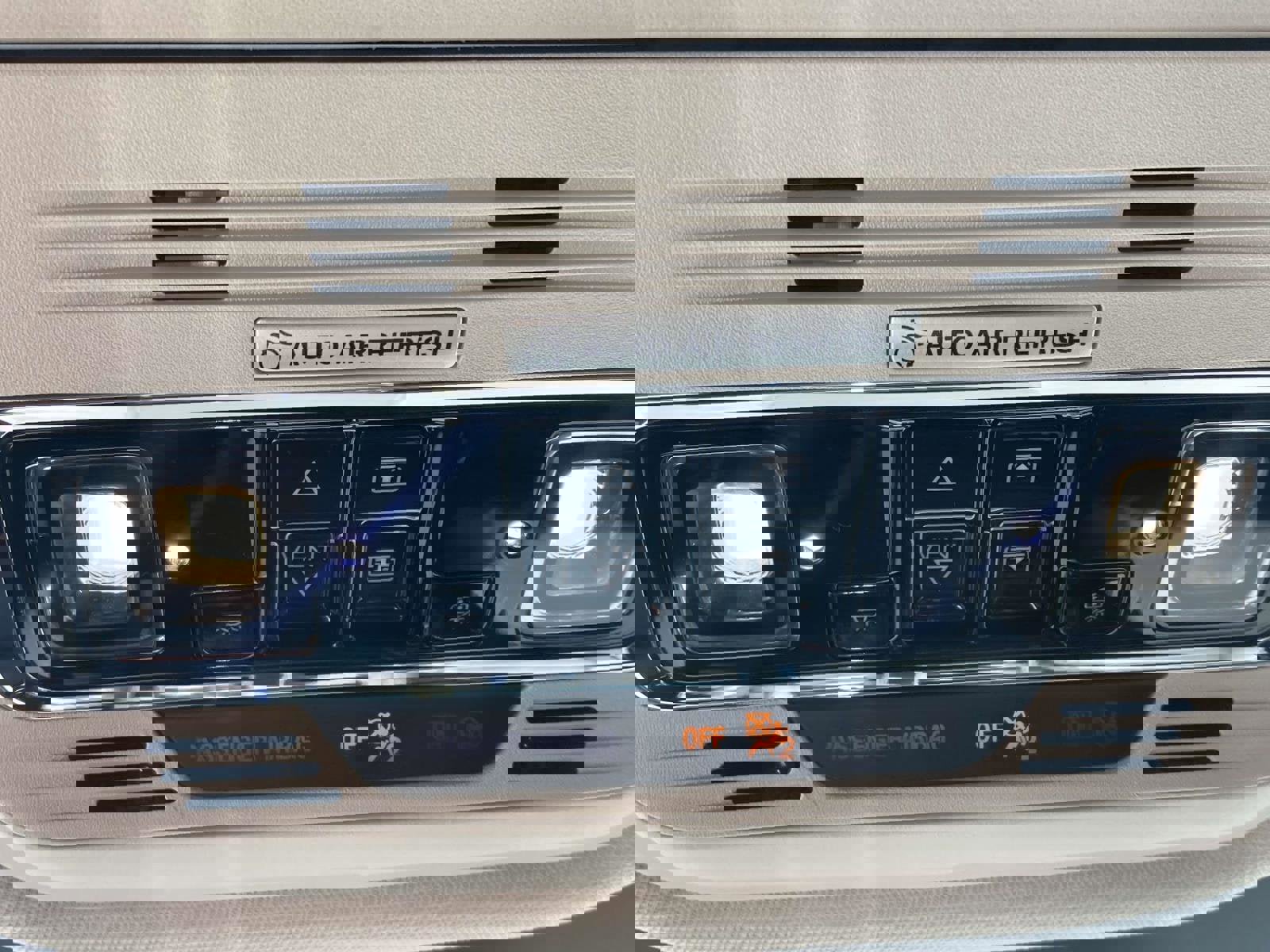 New 2025 Lincoln Aviator 2WD w/ Jet Appearance Package image 28