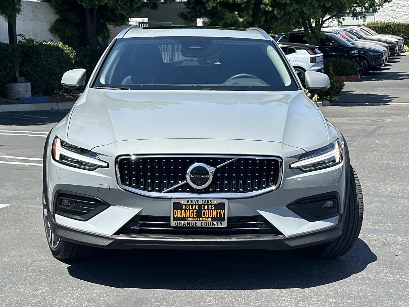 Used 2025 Volvo V60 B5 Cross Country Plus AWD/4WD image 2