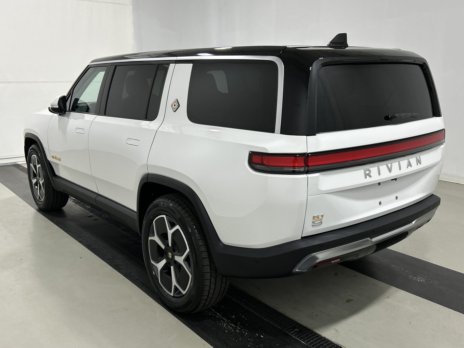 Used 2024 Rivian R1S Adventure AWD/4WD image 3